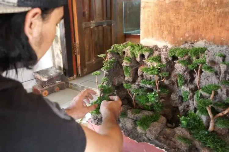Hendi saat membuat miniatur air terjun. (Ayopurwakarta.com/Dede Nurhasanudin)
